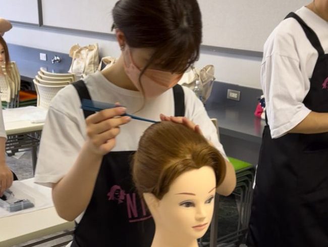 授業案内②「1年生ヘアアレンジ実習」