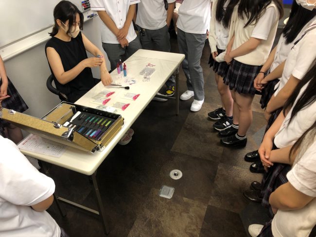 名古屋経済大学市邨高等学校2年生の皆さんが、バスで学校見学にいらっしゃいました。